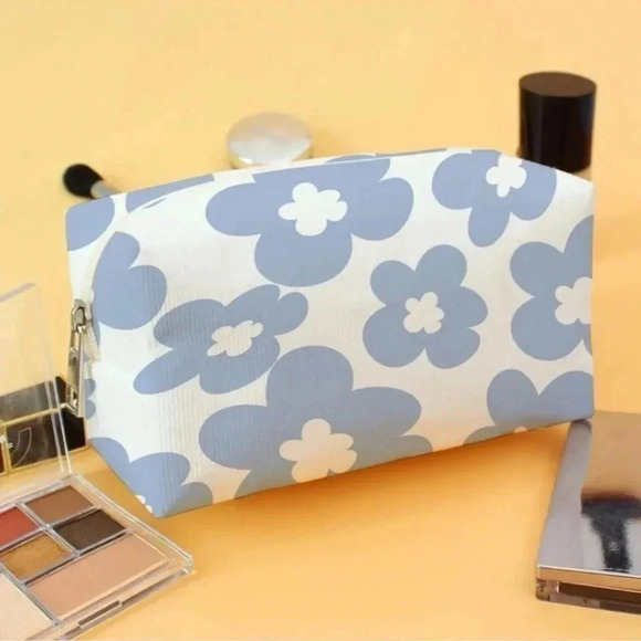 2 LEFT! Flower Print Makeup Bag - Picture 1 of 4